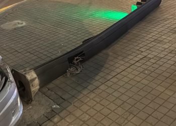 Yol-nəqliyyat hadisəsi zamanı svetofor dirəyi yararsız vəziyyətə düşdü