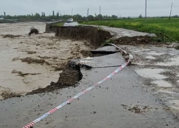 Sel suları Ağsuda avtomobil yolunu yararsız hala salıb