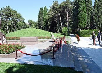 Müdafiə naziri Fəxri Xiyabanda və Zəfər parkında olub