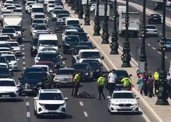 Yolun hərəkət hissəsindən keçən iki piyadadan birini avtomobil vurdu
