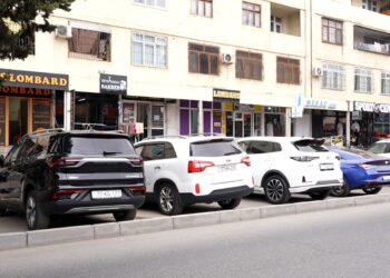 Polis piyadaların hərəkətinə çətinlik yaradan sürücülərə müraciət edib