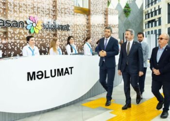 Türkiyəli nazir müavini “ASAN xidmət”də(FOTOLAR)