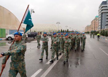 Zəfər Gününün beşilliyi münasibətilə hərbi orkestrlərin müşayiəti altında yürüşlər keçirilib