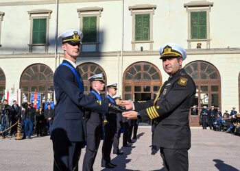 İtaliya Hərbi Dəniz Akademiyasının məzununa Azərbaycan HDQ komandanı adından “Dənizçi kortiki” hədiyyə olunub