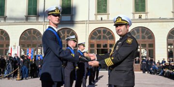 İtaliya Hərbi Dəniz Akademiyasının məzununa Azərbaycan HDQ komandanı adından “Dənizçi kortiki” hədiyyə olunub