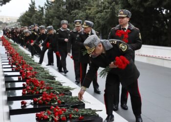 Səfərbərlik Xidmətinin rəhbərliyi Şəhidlər xiyabanını ziyarət edib(FOTOLAR)