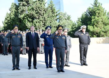 Müdafiə Nazirliyinin rəhbərliyi Şəhidlər xiyabanlarını və Zəfər parkını ziyarət edib