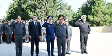 Müdafiə Nazirliyinin rəhbərliyi Şəhidlər xiyabanlarını və Zəfər parkını ziyarət edib