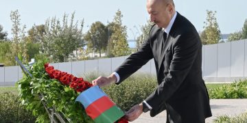 Prezident İlham Əliyev Anım Günü ilə əlaqədar Bakıdakı Zəfər parkında olub.(FOTOLAR)
